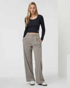 Long Sleeve Pose Scoop Tee